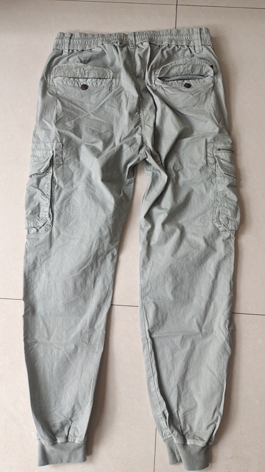 Pantalon tipo cargo para hombre