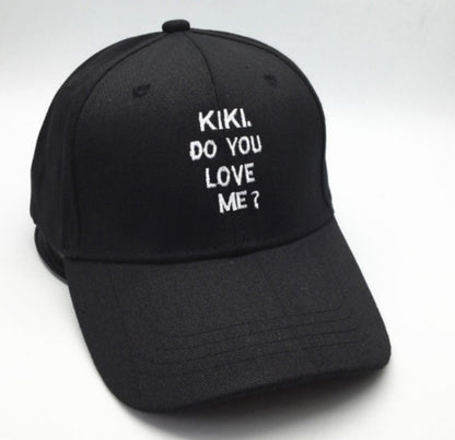 Gorra con letras bordadas