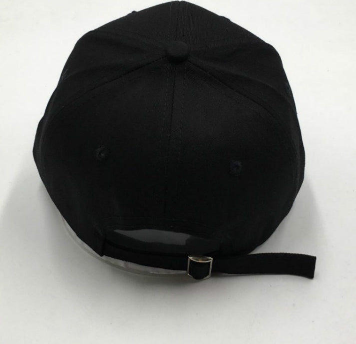 Gorra con letras bordadas