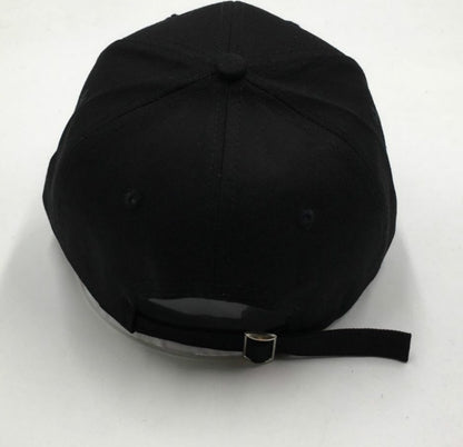 Gorra con letras bordadas