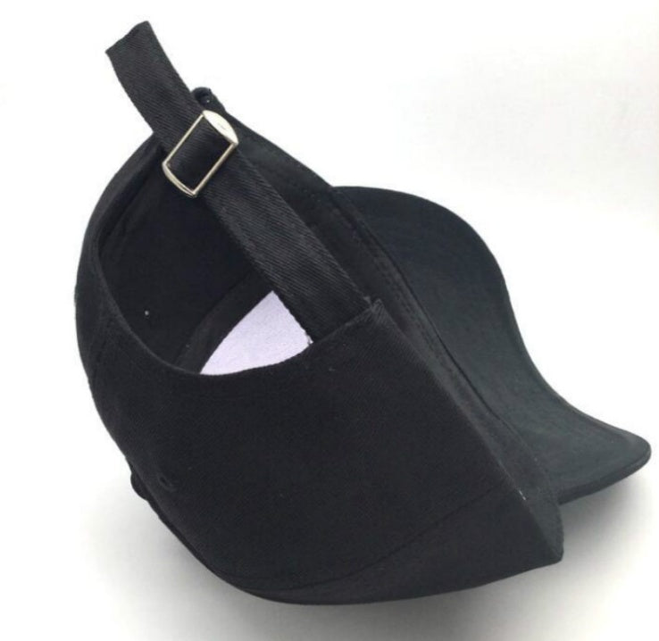 Gorra con letras bordadas