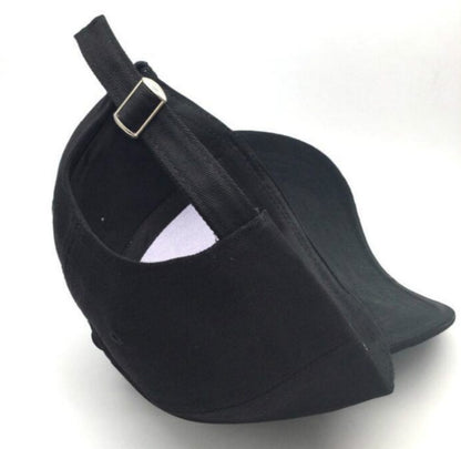 Gorra con letras bordadas