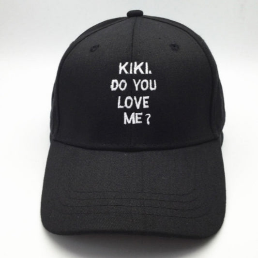 Gorra con letras bordadas
