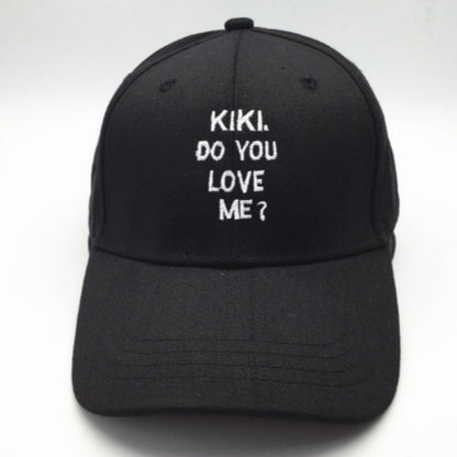 Gorra con letras bordadas