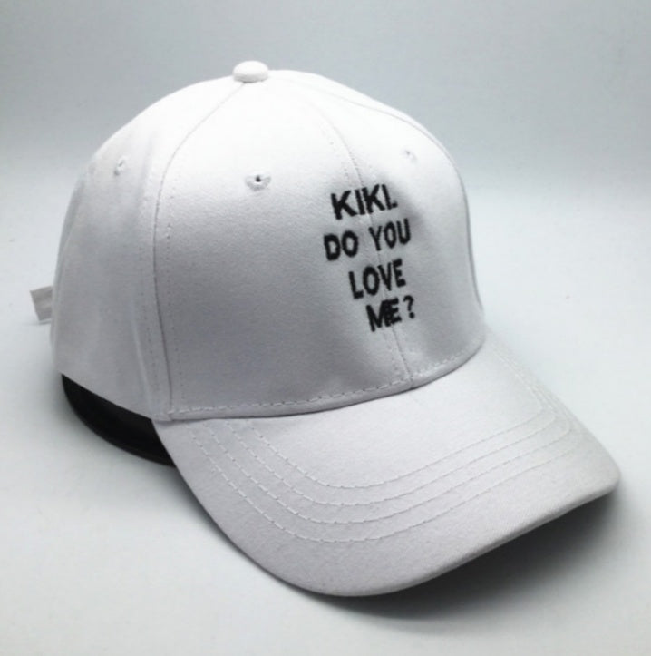 Gorra con letras bordadas