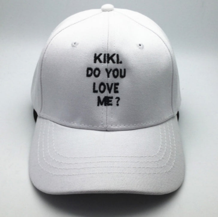 Gorra con letras bordadas
