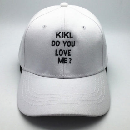 Gorra con letras bordadas