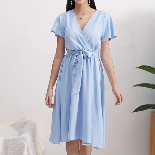 Vestido de color liso con cinturón y manga corta